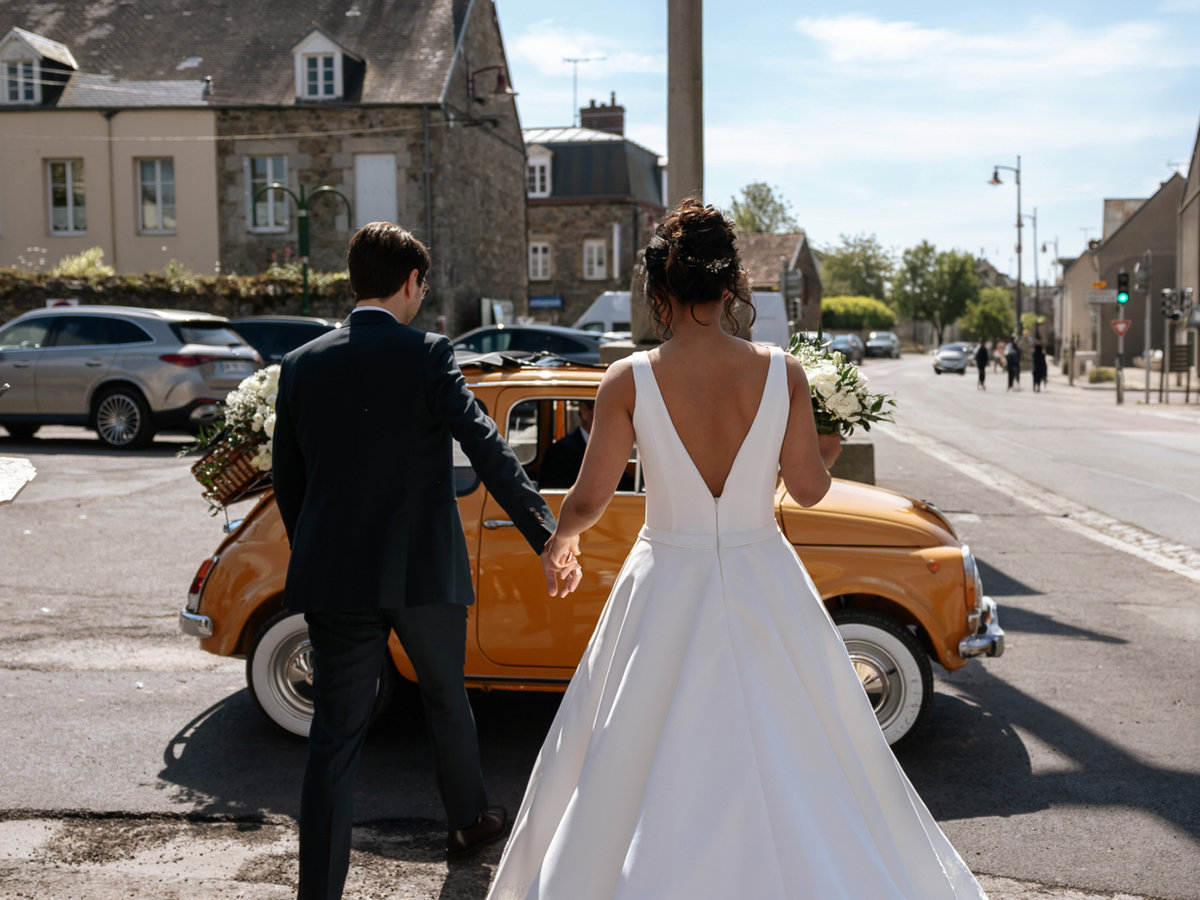 Couple devant voiture vintage