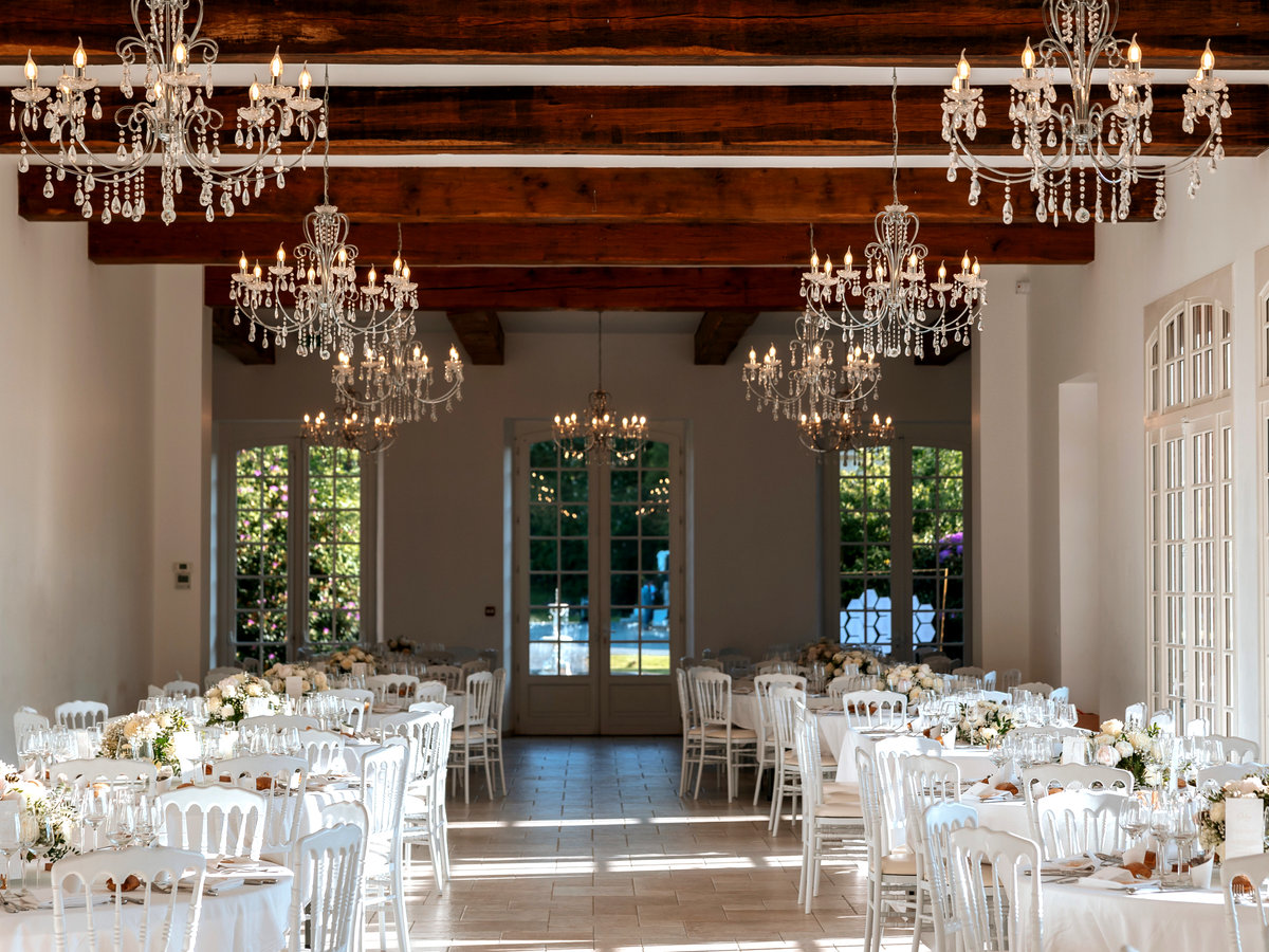 Salle de réception aux chandeliers