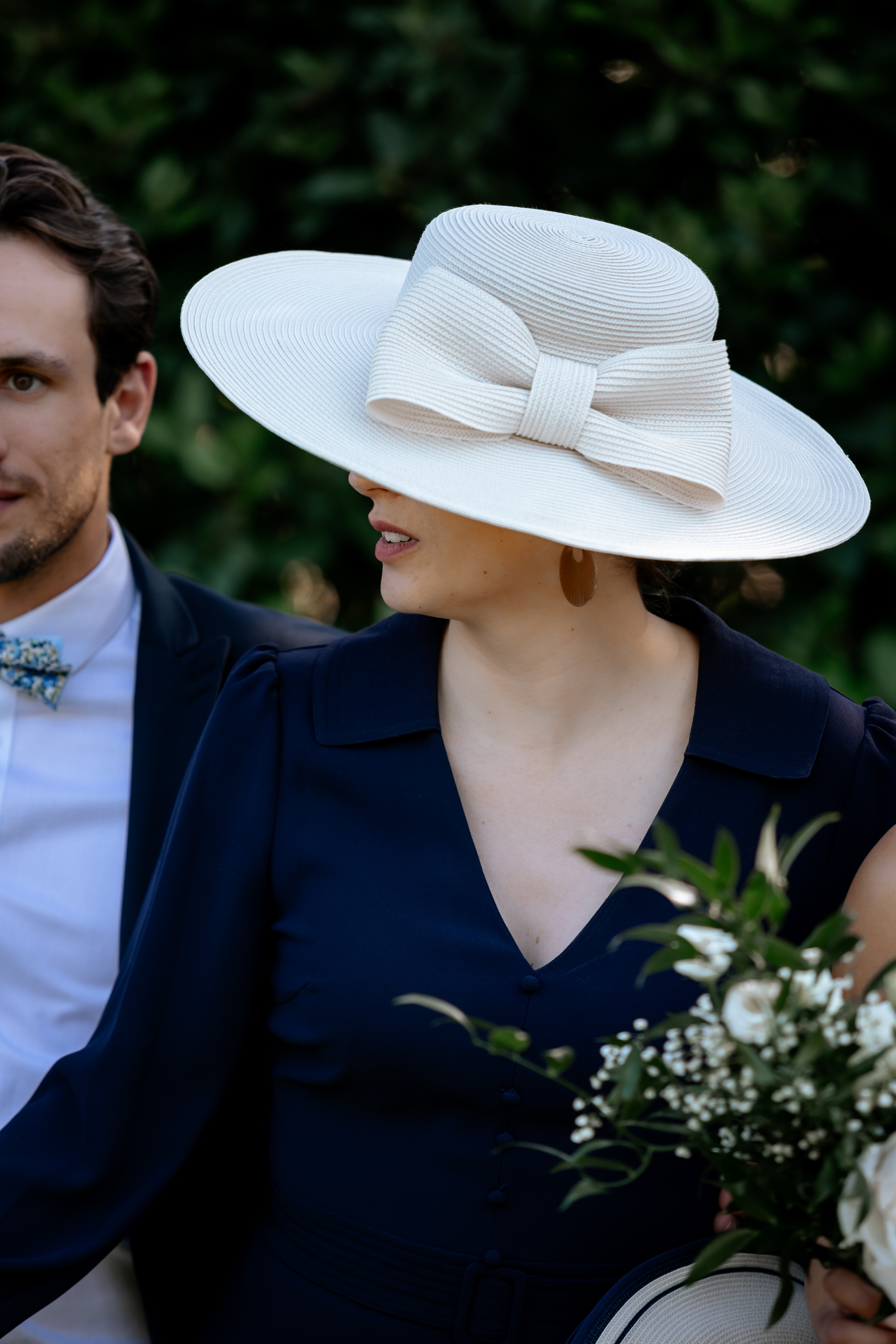 Invitée au chapeau blanc