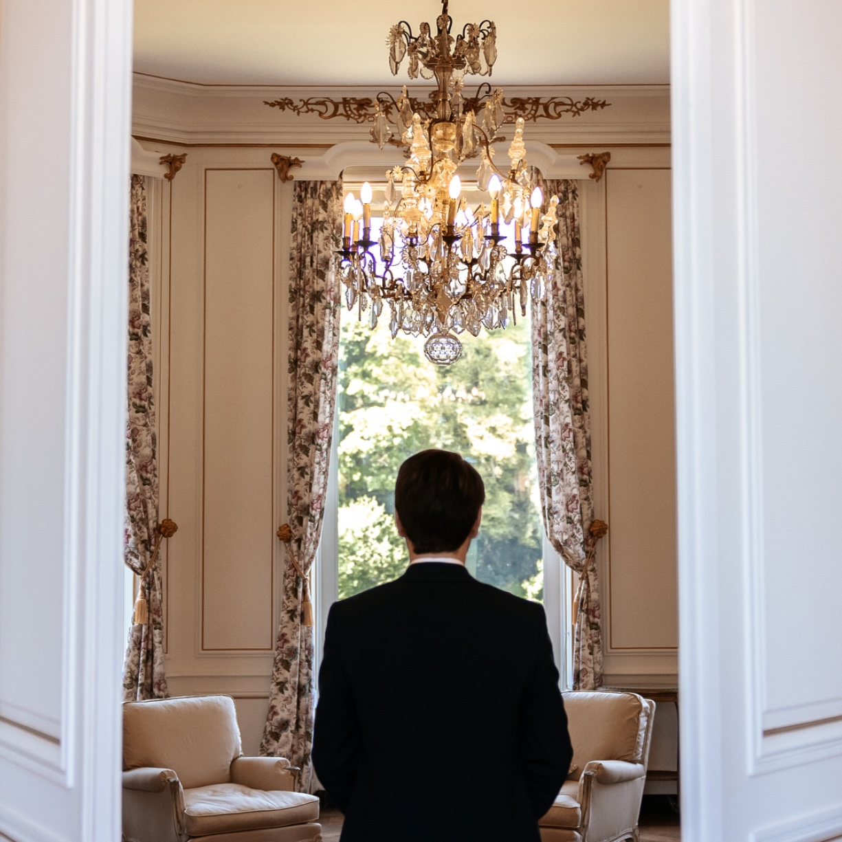Salon classique avec lustre