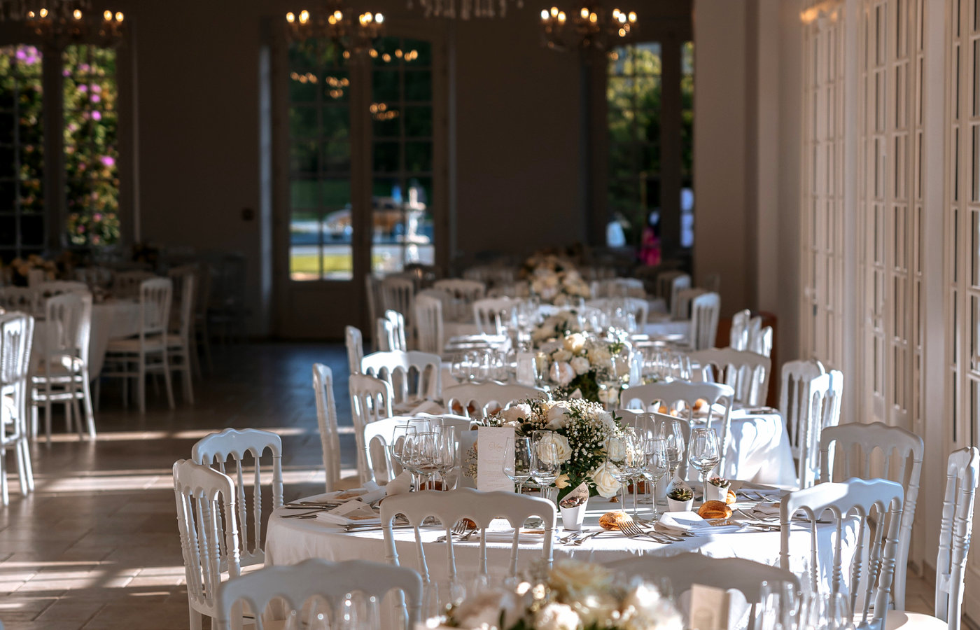 Salle de réception de mariage avec tables dressées