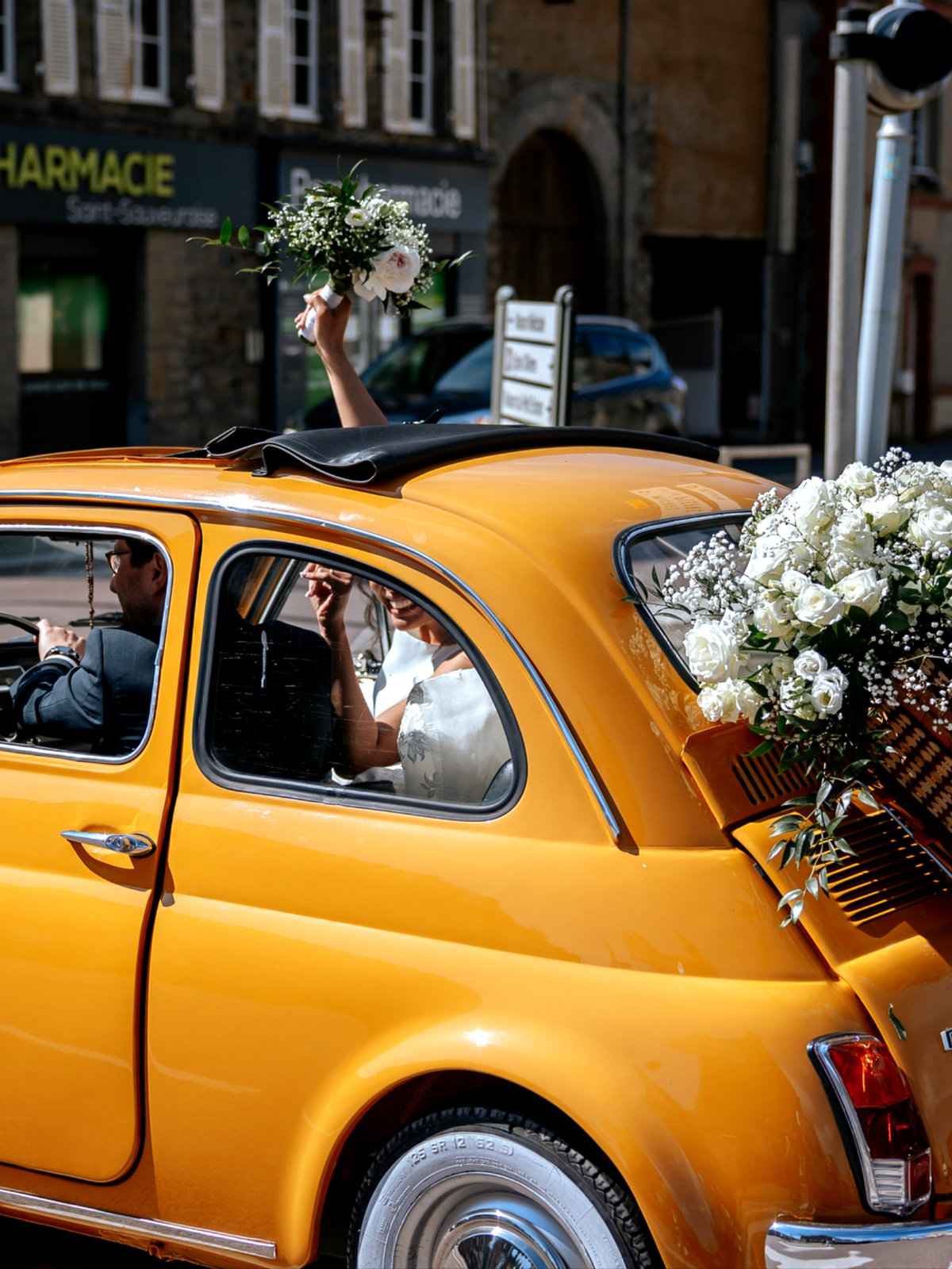 Voiture jaune, bouquet